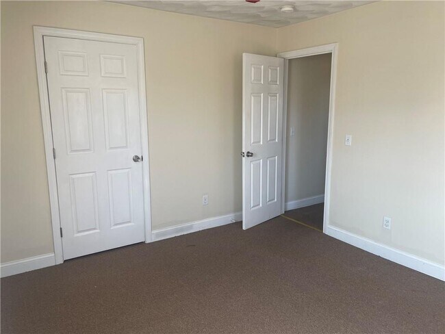 Building Photo - 585 Main St