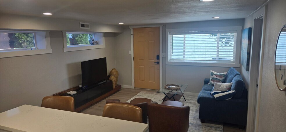 Building Photo - 3013 W Lakeside Dr