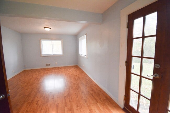 Building Photo - RENT SPECIAL 3-Bedroom Home with Walk-In Closet, Deck & Prime Location Near Shopping