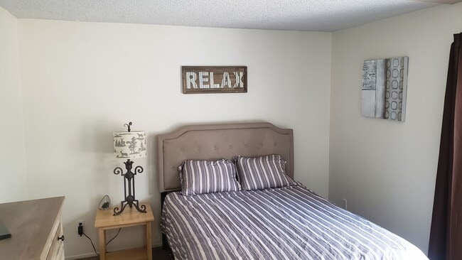 Building Photo - Charming Fully Furnished 2 Bed, 2 Bath Con...
