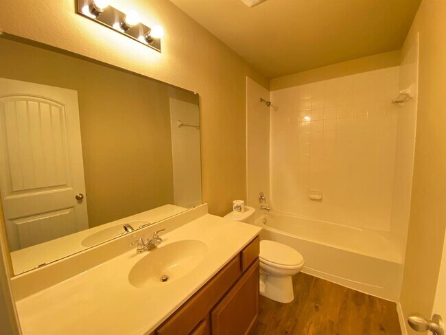 Building Photo - 2105 Meadow Park Dr