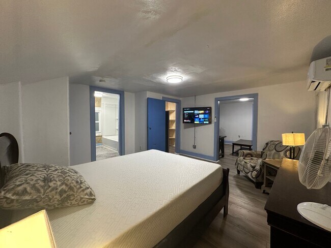 Building Photo - Upstairs apartment near United Regional Ho...