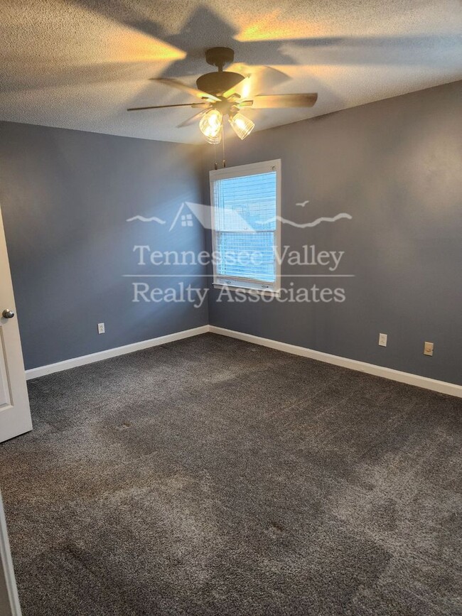 Building Photo - Charming 2-Bedroom, 1.5-Bath Townhouse in ...