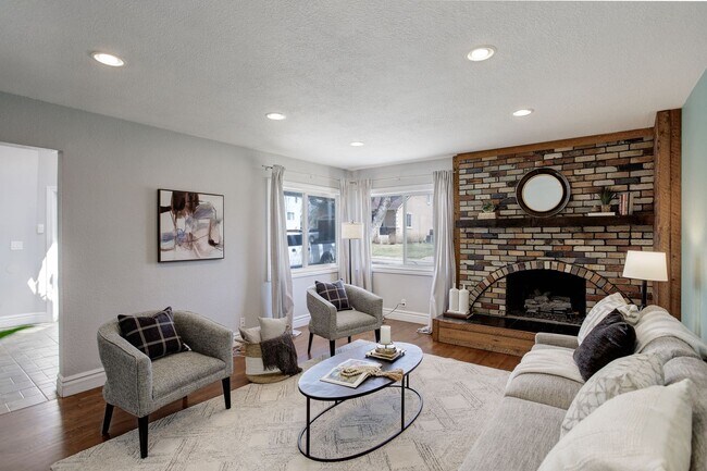 Building Photo - 4 Bed | 2 Bath | Spacious Backyard | Prime...