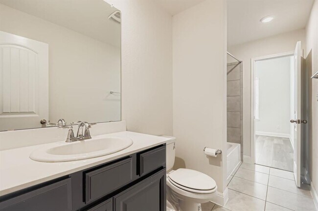 Building Photo - 1008 Sundrops St