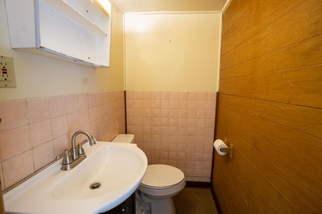 Building Photo - AVAIL 6/1/26 - Charming 5 bedroom Home wit...
