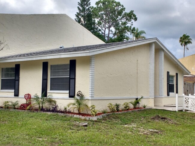 Building Photo - 2079 Santiago Way N