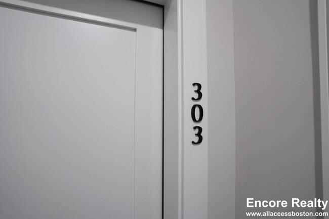 Building Photo - 157 Everett St