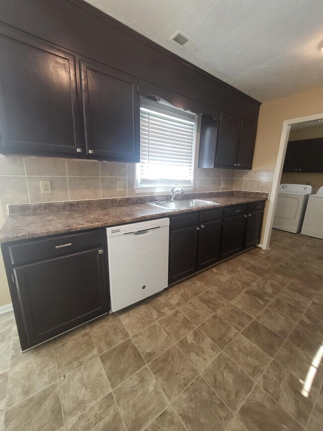 Building Photo - 7281 Pebblebrook Dr