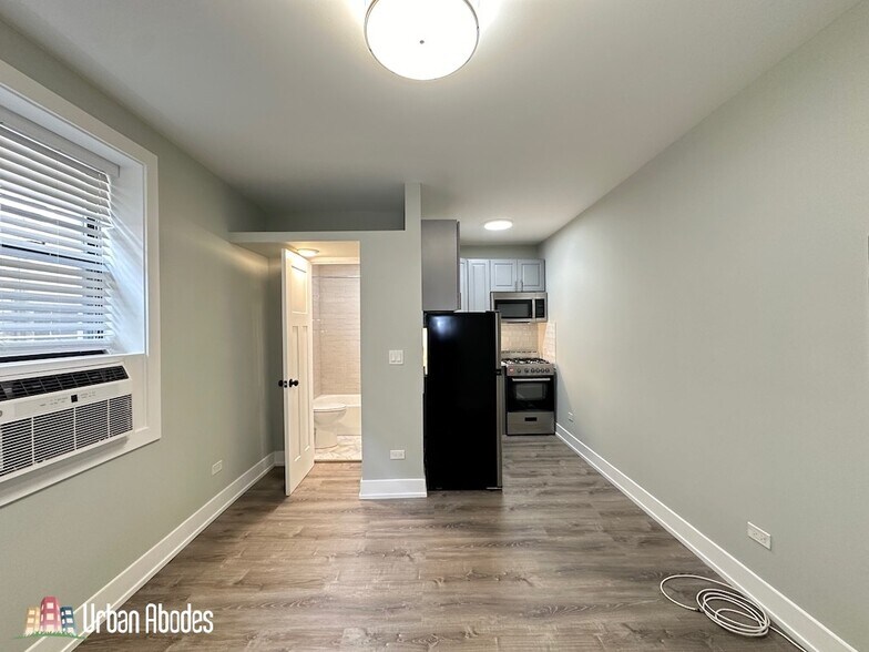 Building Photo - 515 W Belmont Ave