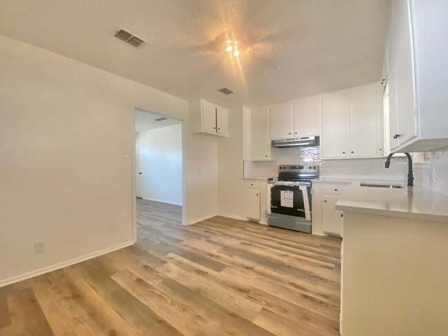 Building Photo - 605 5th St