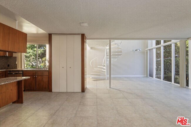 Building Photo - 4171 Del Mar Ave