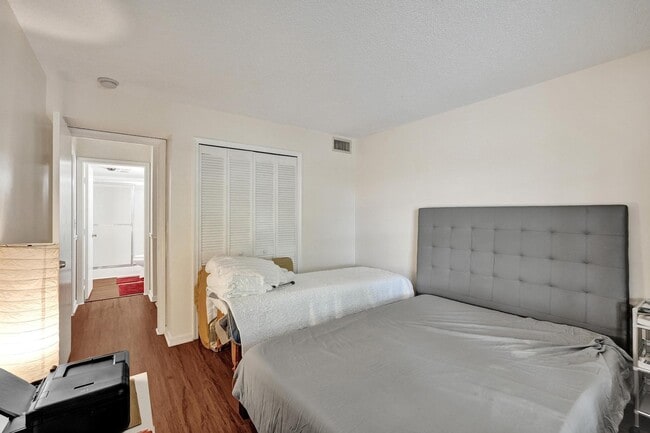 Building Photo - 9840 Pineapple Tree Dr