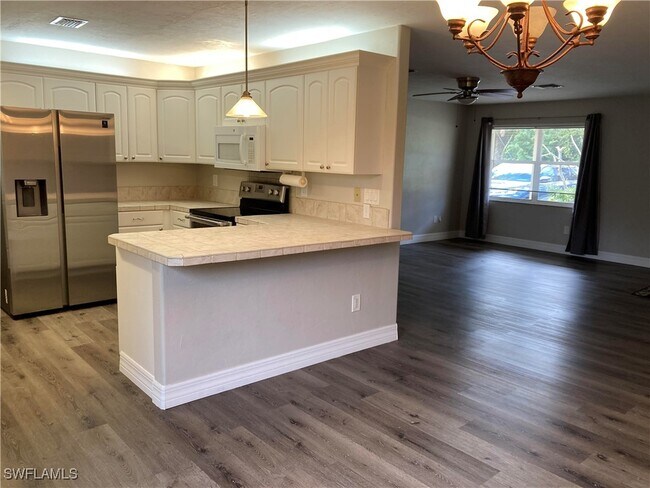 Building Photo - 203 Esther St