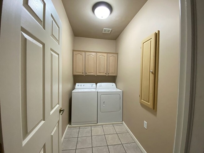 Building Photo - 3 Bedroom 2.5 Bathroom Apartment in Provo!