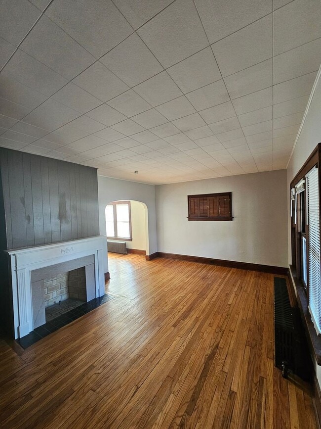 Building Photo - Cute 3 Bedroom Home For Rent on E 219th!