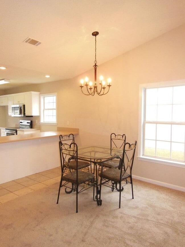 Building Photo - 2 Bedroom 2 Bath Townouse