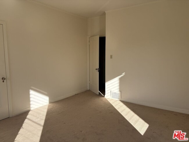 Building Photo - 351 N Gardner St