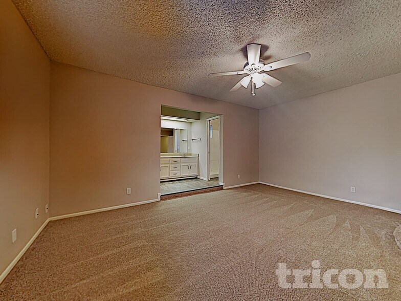 Building Photo - 3921 W Rue De Lamour Ave