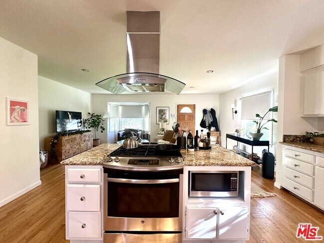 Building Photo - 1107 S Bundy Dr