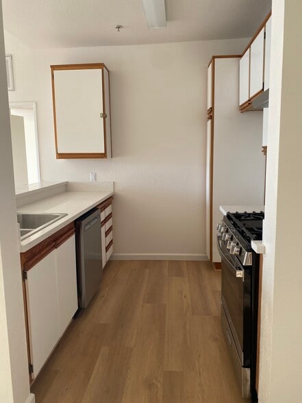 409 kitchen - Manhattan Regency