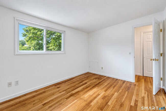 Building Photo - 19 Denlar Dr