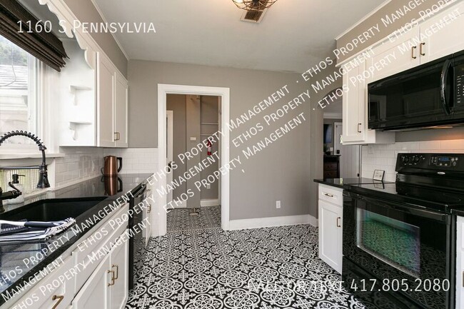 Building Photo - Beautifully Remodeled 3 Bedroom / 2 Bath M...