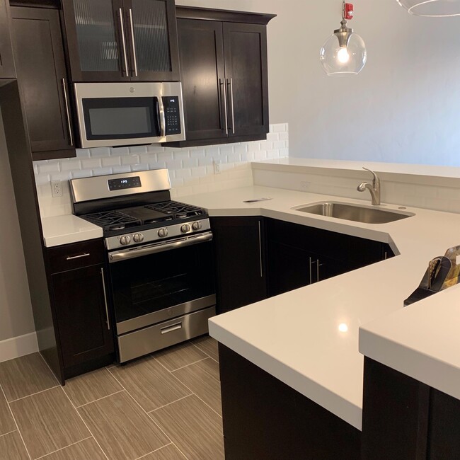 Building Photo - 810 S Dixie Dr