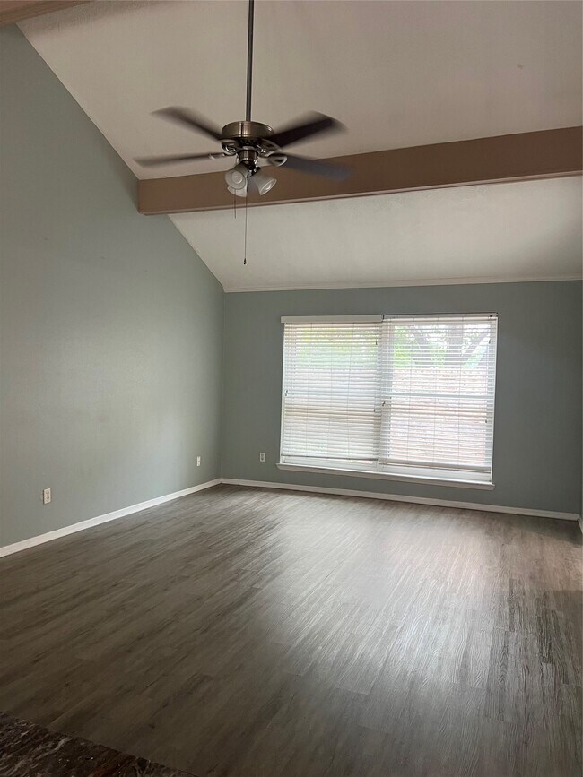 Building Photo - 10909 Glenwolde Dr