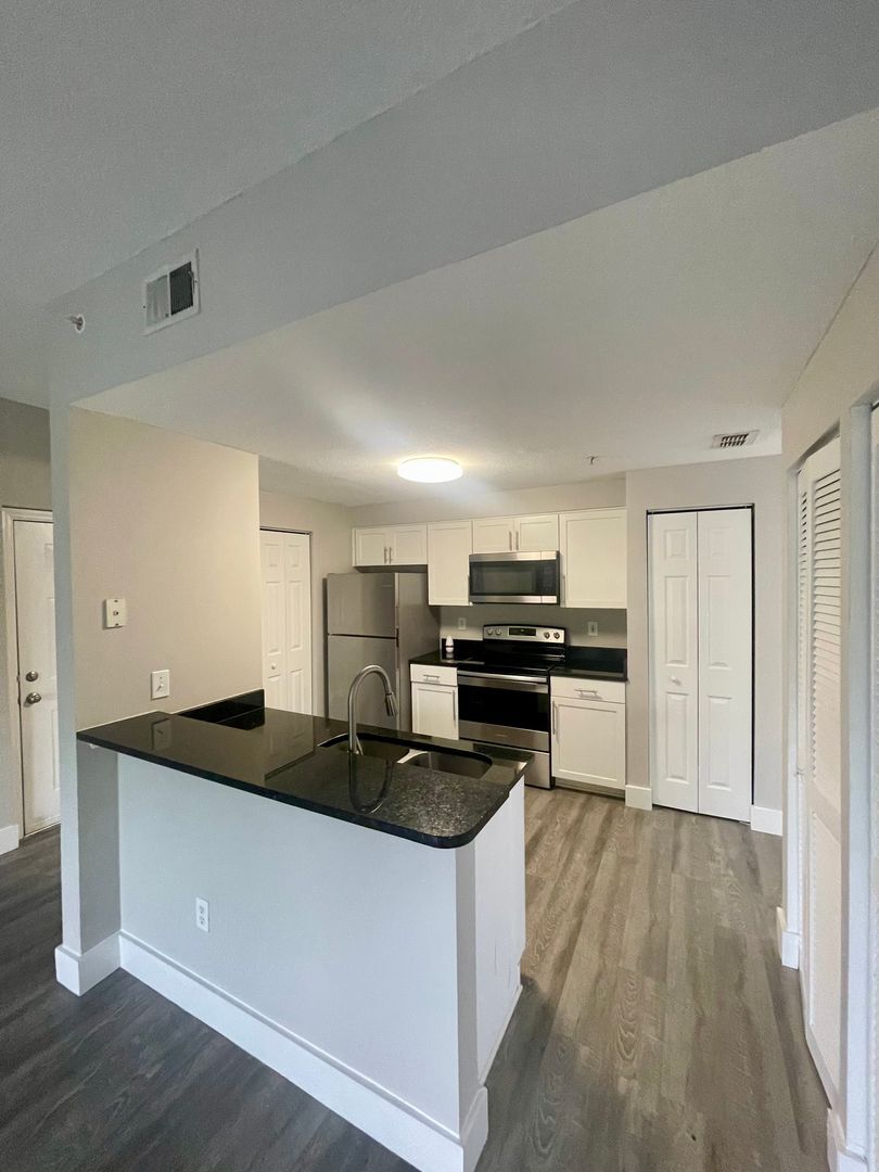 Building Photo - 1 Bedroom / 1 Bath Condo in Gated Community.