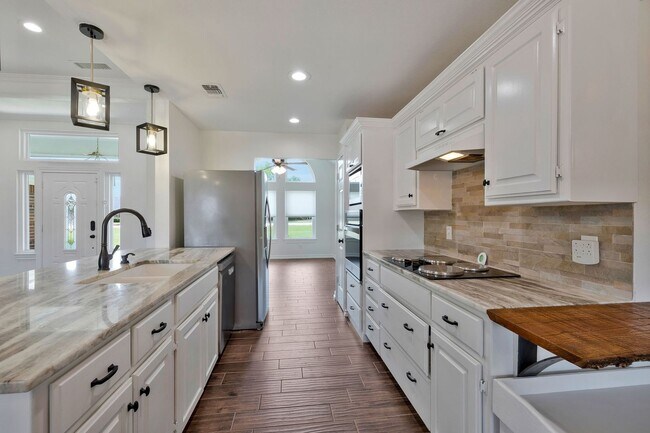 Building Photo - Updated Home with Pool & Shop on 1 acre lot