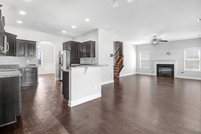 Building Photo - SPACIOUS 3000+ Sq Ft 2-Story Home in Sprin...