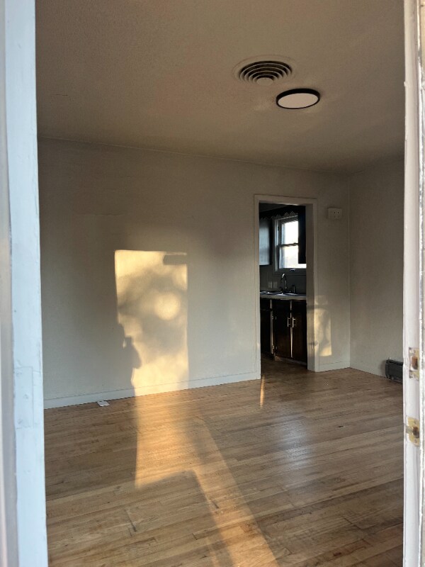 Building Photo - 510 N Queens Ave