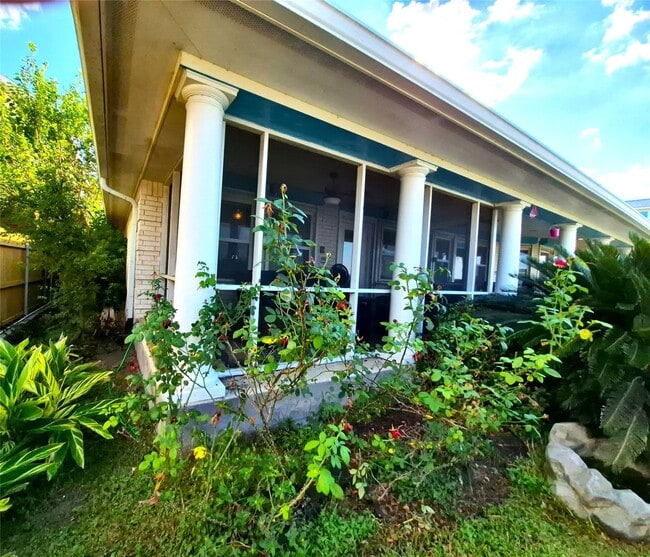 Building Photo - 402 1/2 Avenue A