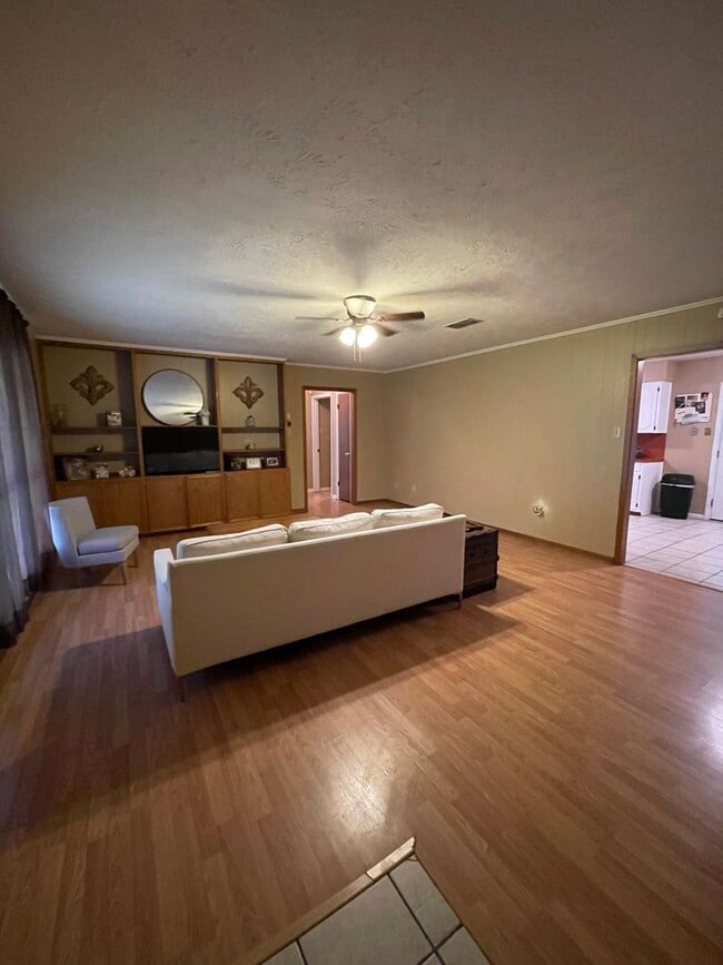 Building Photo - Beautiful 3 Bed 2 Bath Brick Home!