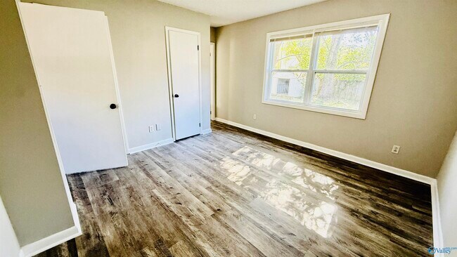 Building Photo - 2432 Yorkshire Dr SW