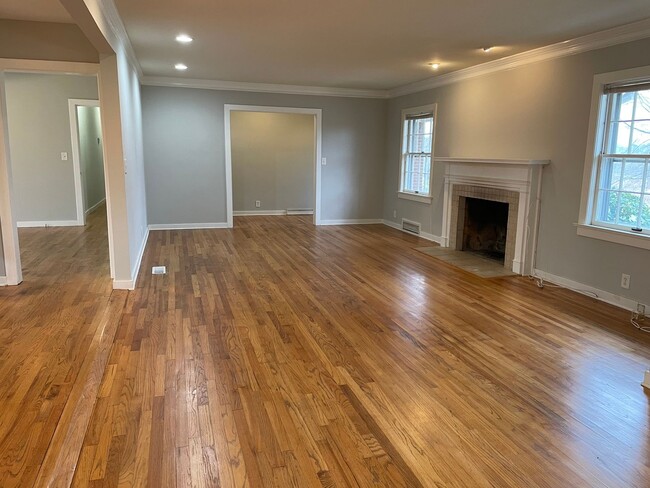 Building Photo - Executive 3/3 House in Coosa on Acreage $1...