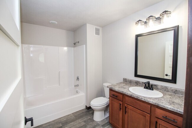 Building Photo - Newer 3 bed 2 bath in Tea  Special rate $1775 with a 13 month lease