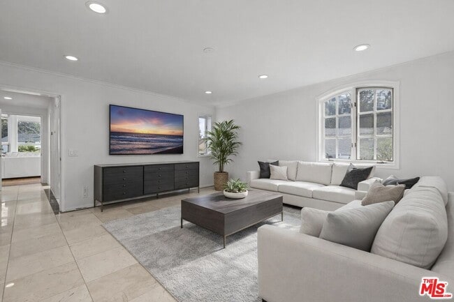 Building Photo - 865 Warner Ave