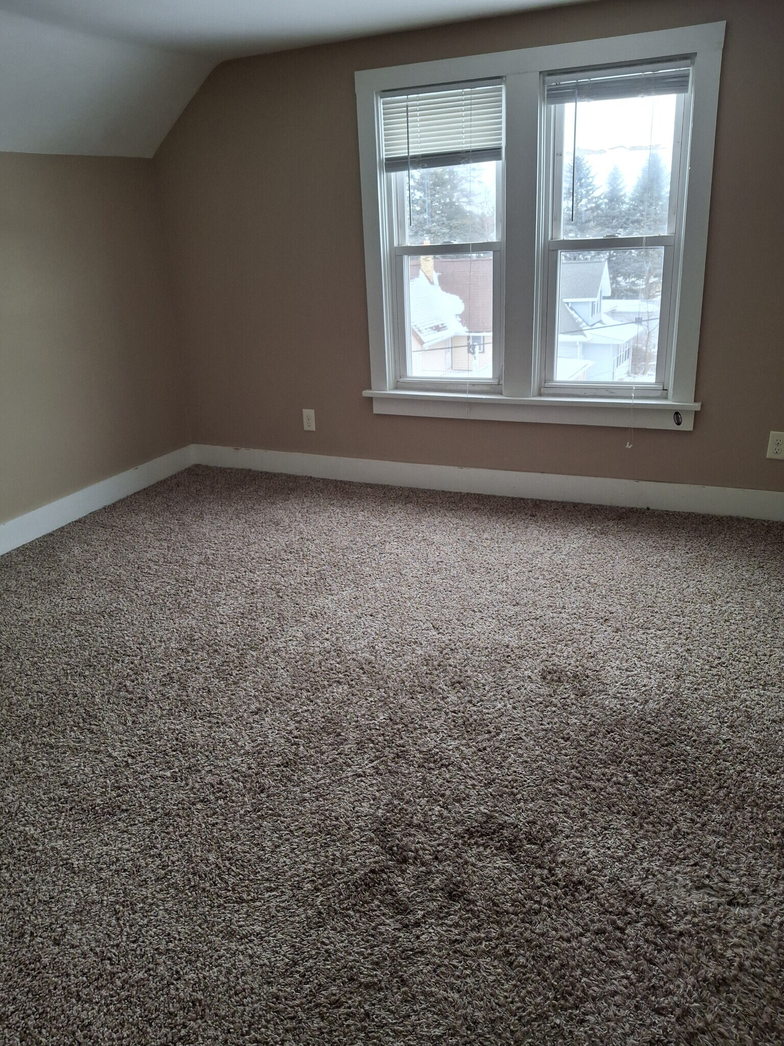 Bedroom - 125 Kettle Moraine Dr S