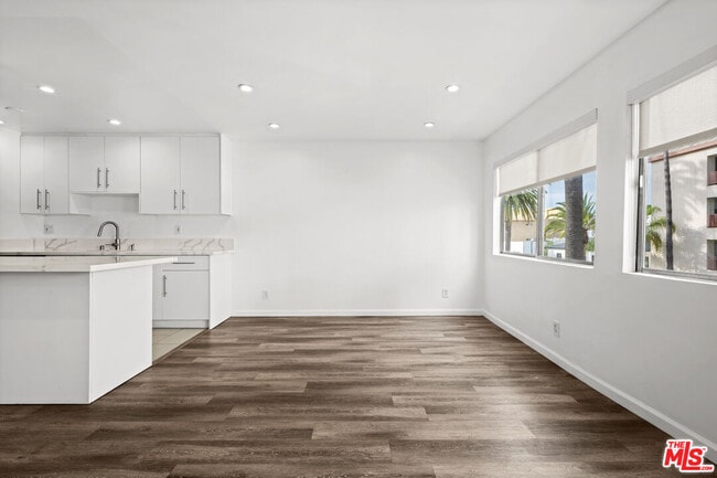 Building Photo - 136 S Palm Dr