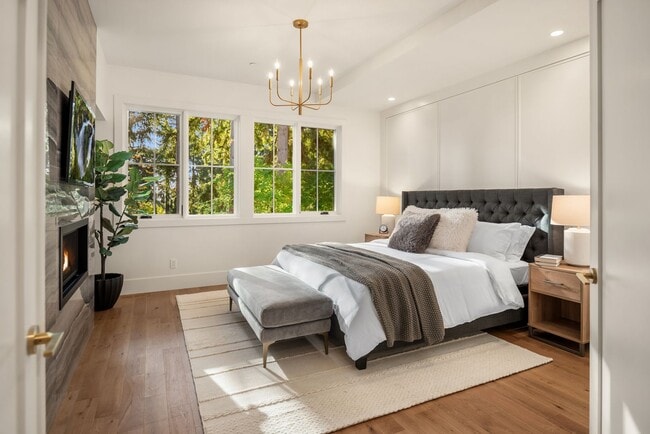 Building Photo - 7Bd/6.5Ba Bellevue Home