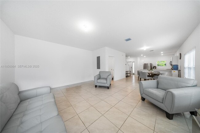 Building Photo - 425 NE 1st Ave