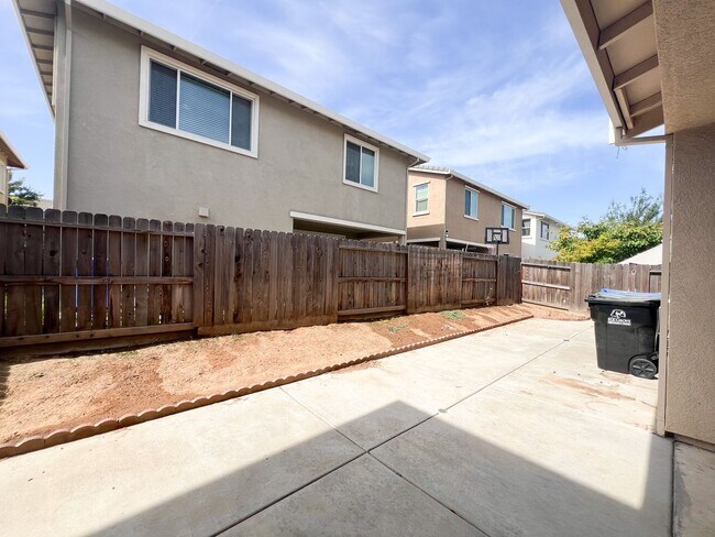 Building Photo - Spacious 4 Bd 3 Bath Home in Elk Grove