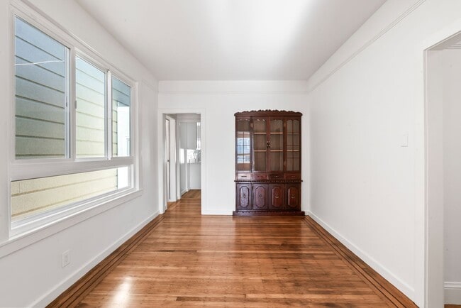 Building Photo - Remodeled 4Bd/2.5Ba Single-Family Home in ...
