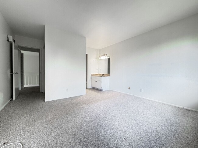 Building Photo - Available Now!!  2 BD/2.5 BA Pet Friendly Kaneohe Townhouse!