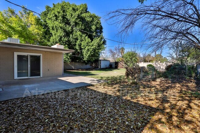 Building Photo - 144 E Vista Del Cerro Dr