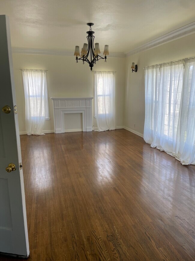 lvivng room - 5906 San Vicente Blvd