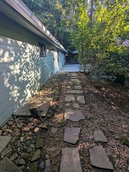 Building Photo - 746 W Highland Dr