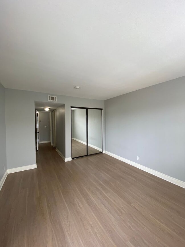Building Photo - Alamitos Beach Spacious Condo